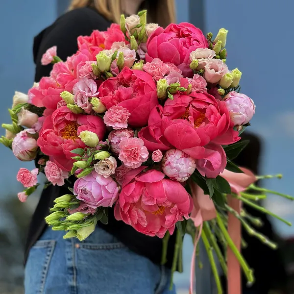 Букет из пионов, гвоздик и эустом