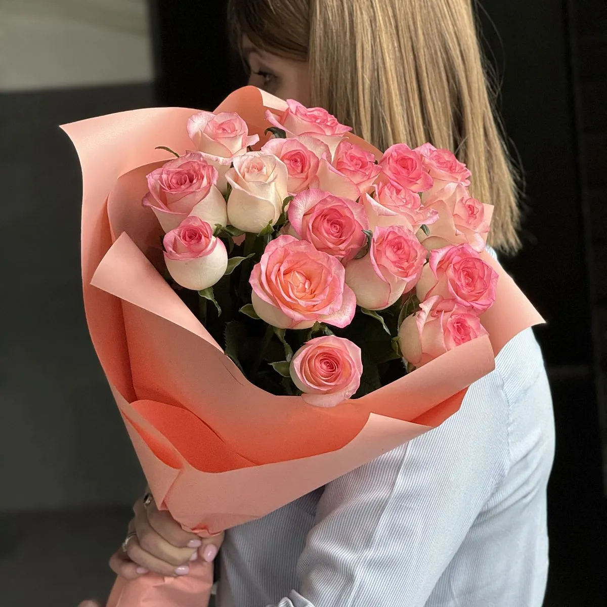 Букет из 17 розово-белых роз (50 см)