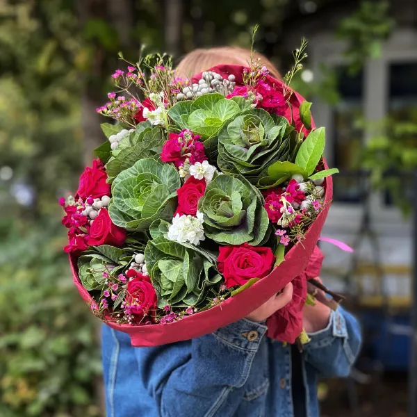 Букет из роз, брасики и брунии
