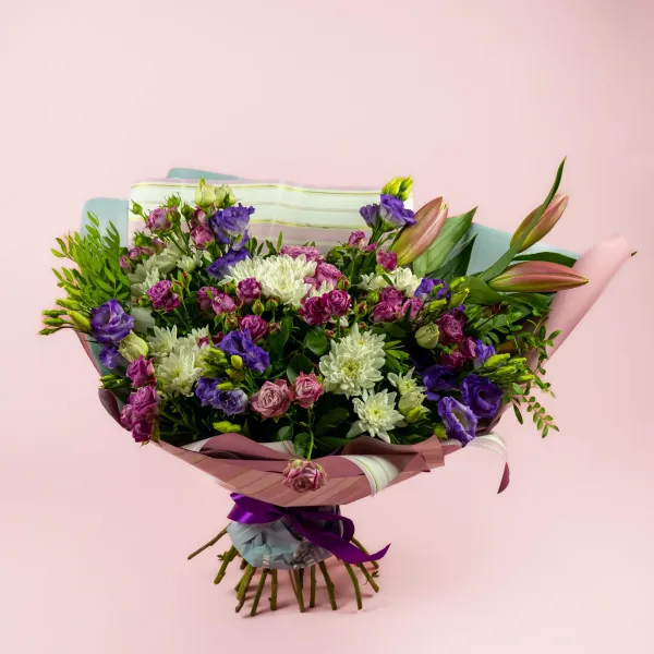 Букет из роз, эустом и лилии