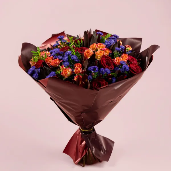 Букет из роз микс и астеров