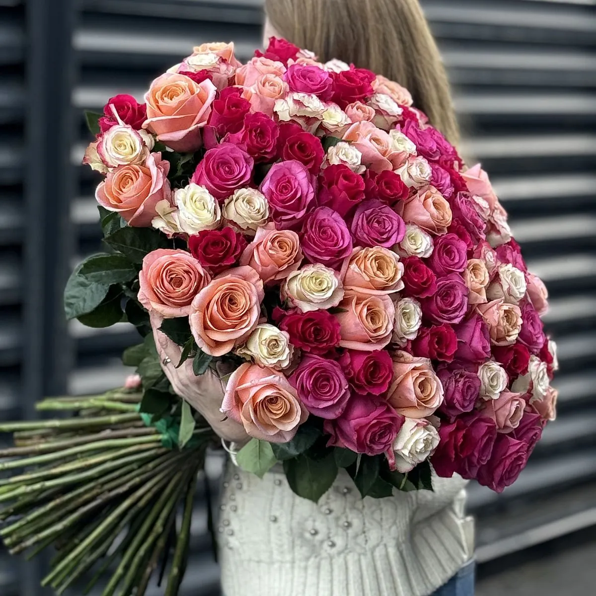 Букет 201 ярко-розовый микс роз эквадор (70см)