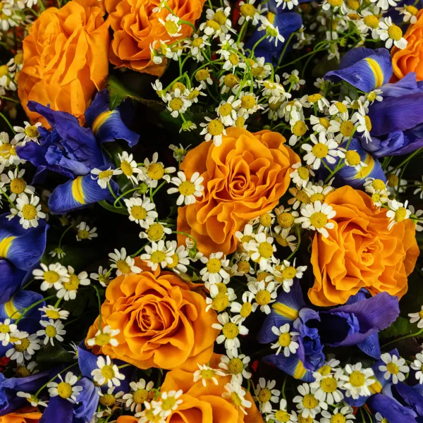 Букет из ирисов и оранжевых роз