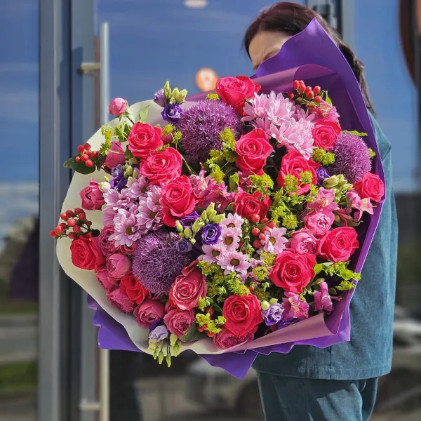 Букет роз, аллиум и гиперикум