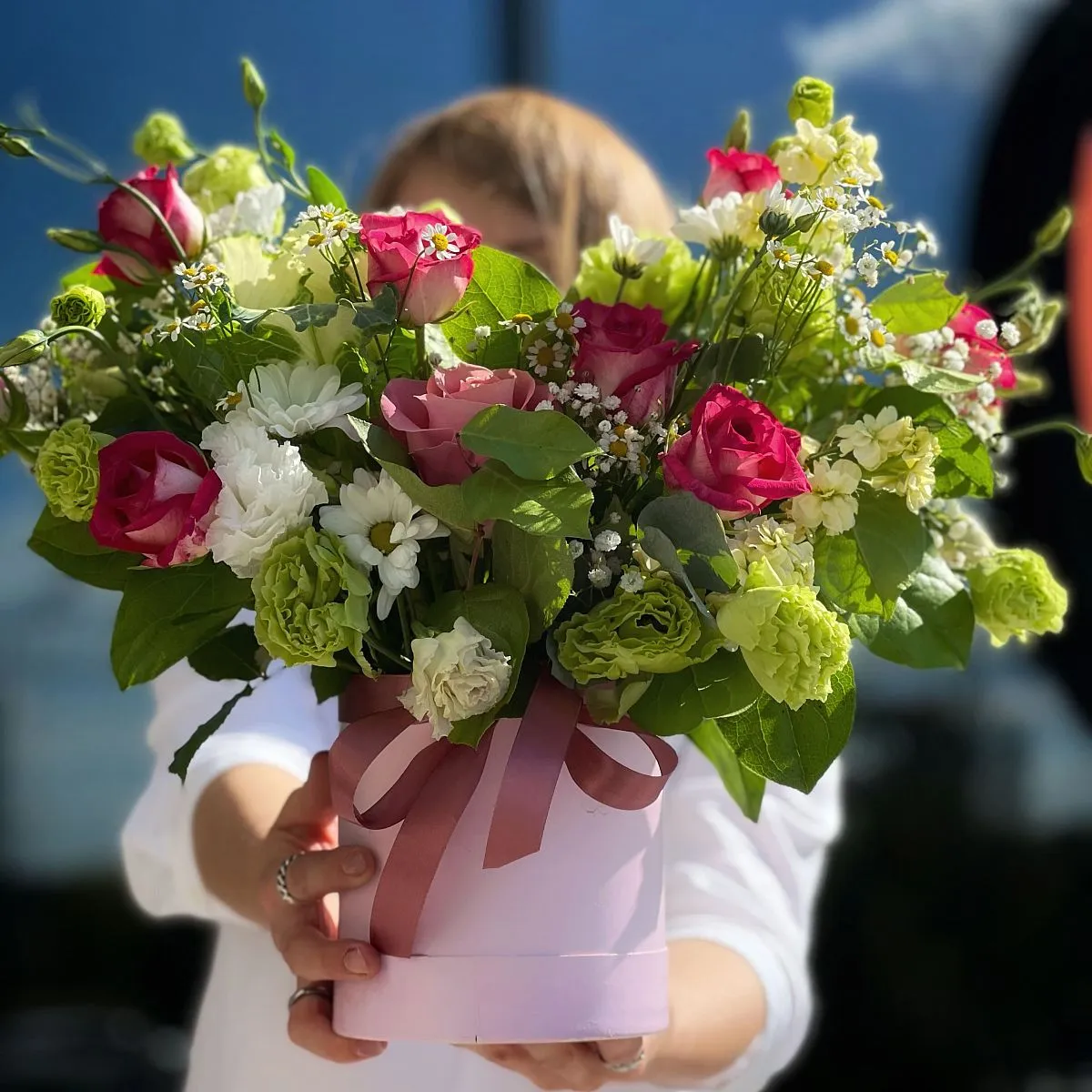 Розы, матиолла и эустом в коробке