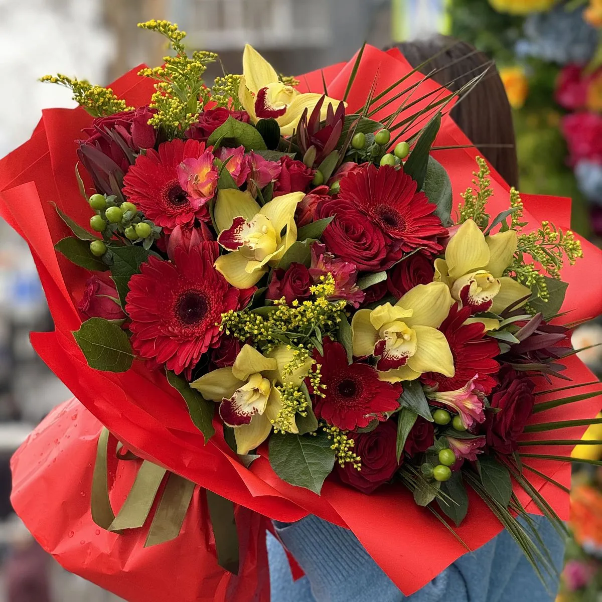 Букет из аспидистра, роз и гербер