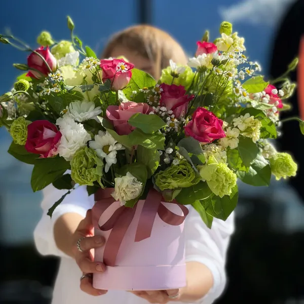 Розы, матиолла и эустом в коробке