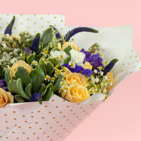 Букет из 20 роз и фрезий