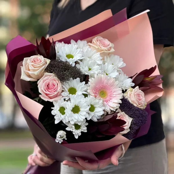 Букет из хризантем и роз