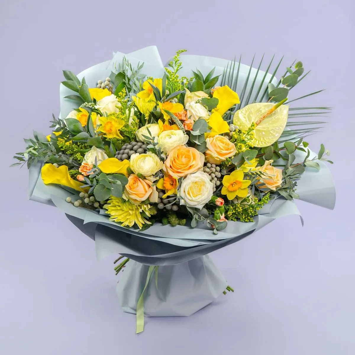 Букет из антуриума, роз и нарциссов