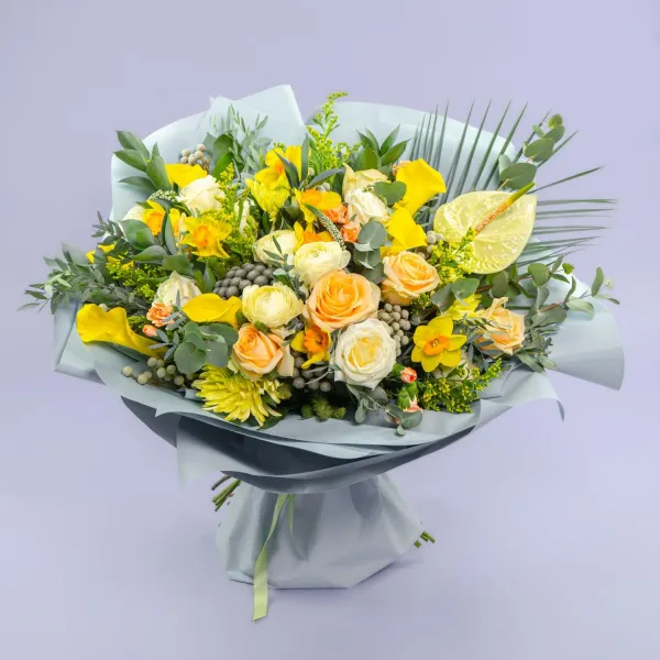 Букет из антуриума, роз и нарциссов