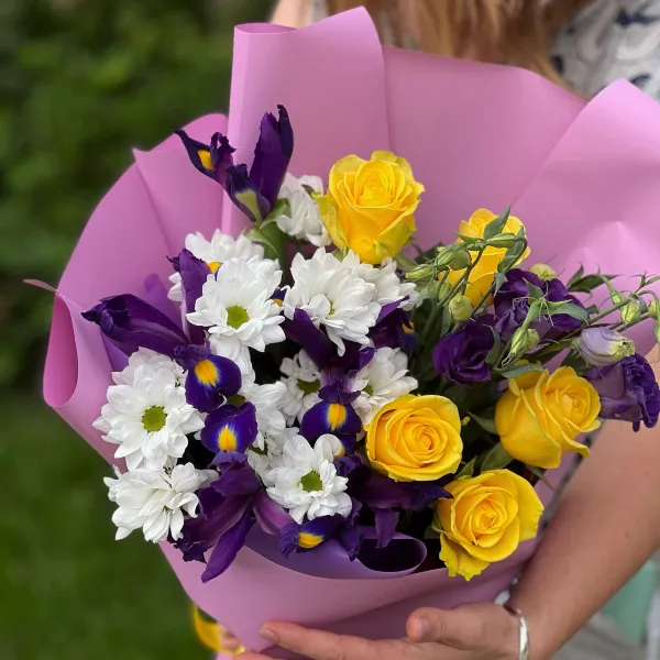 Букет из желтых роз, хризантем и эустом (45 см)