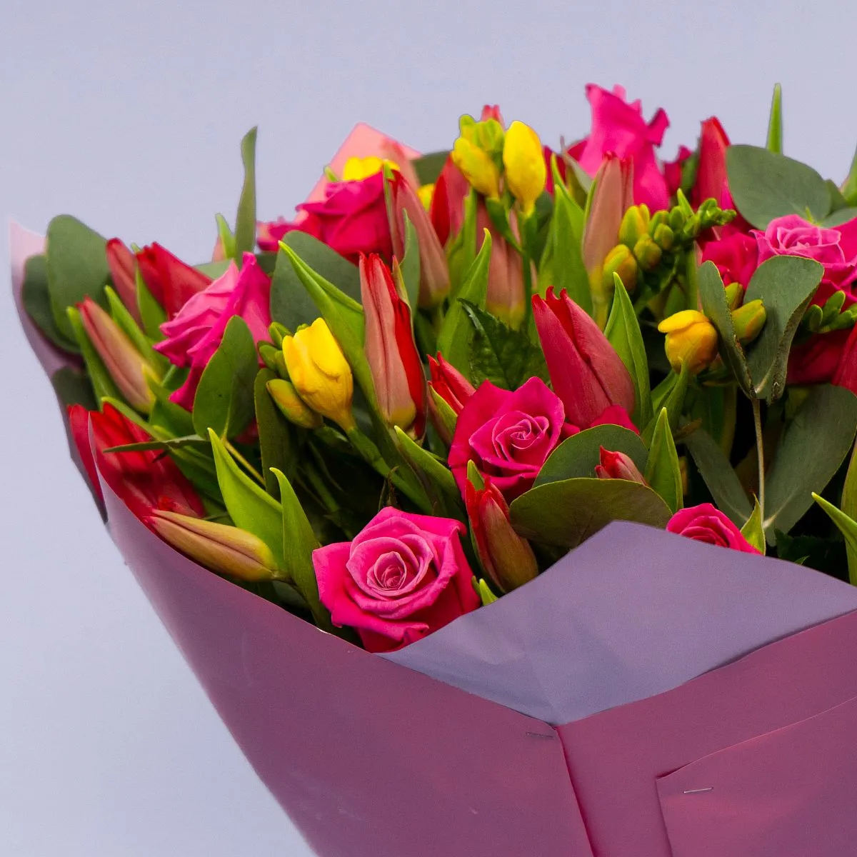 Букет из 20 роз и 50 тюльпанов