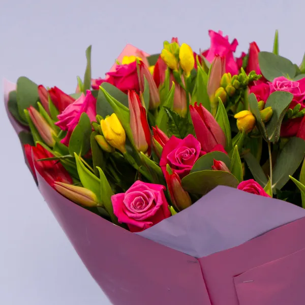 Букет из 20 роз и 50 тюльпанов