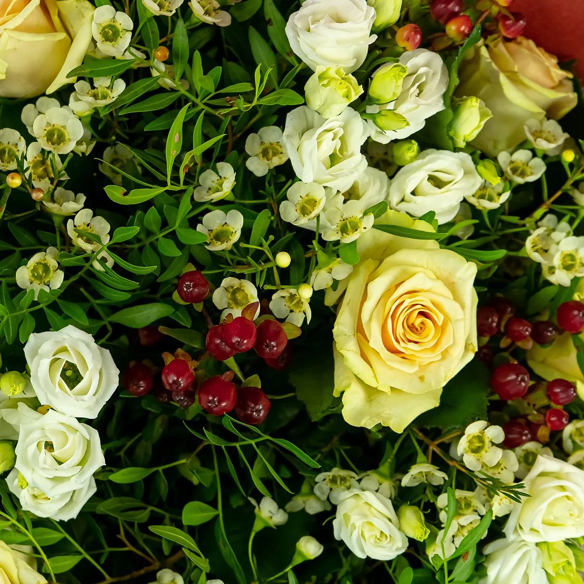 Букет из белых эустом и кремовых роз