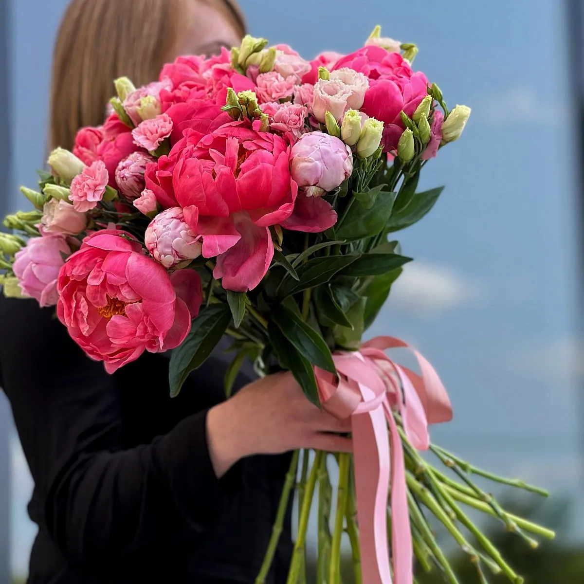 Букет из пионов, гвоздик и эустом