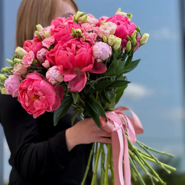 Букет из пионов, гвоздик и эустом