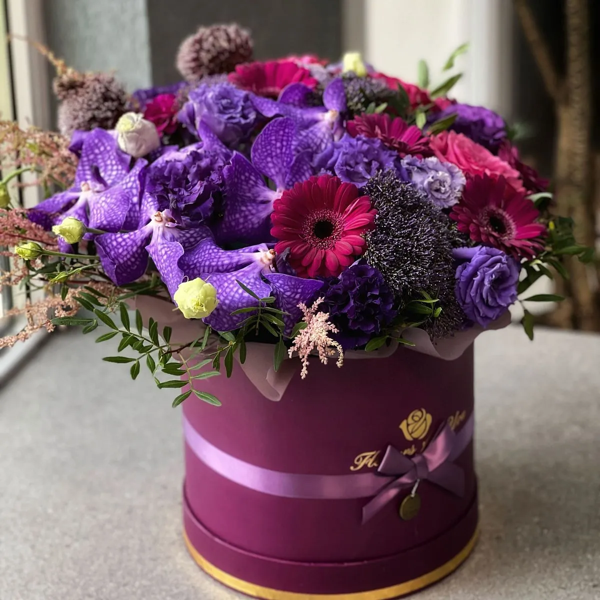 Эустомы, астильбы и герберы в коробке