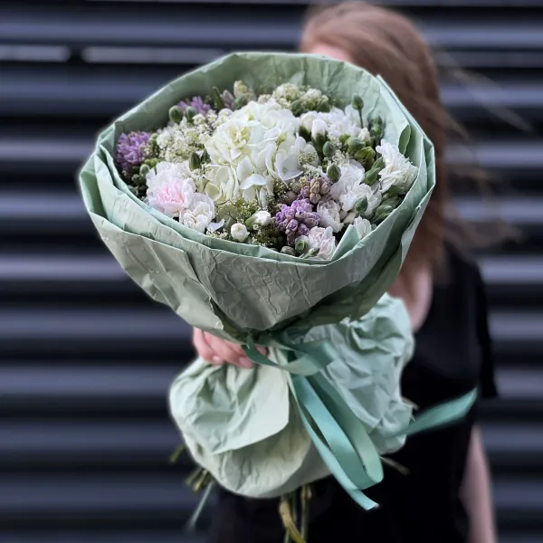 Букет из гвоздик, гипсофил и гиацинтов