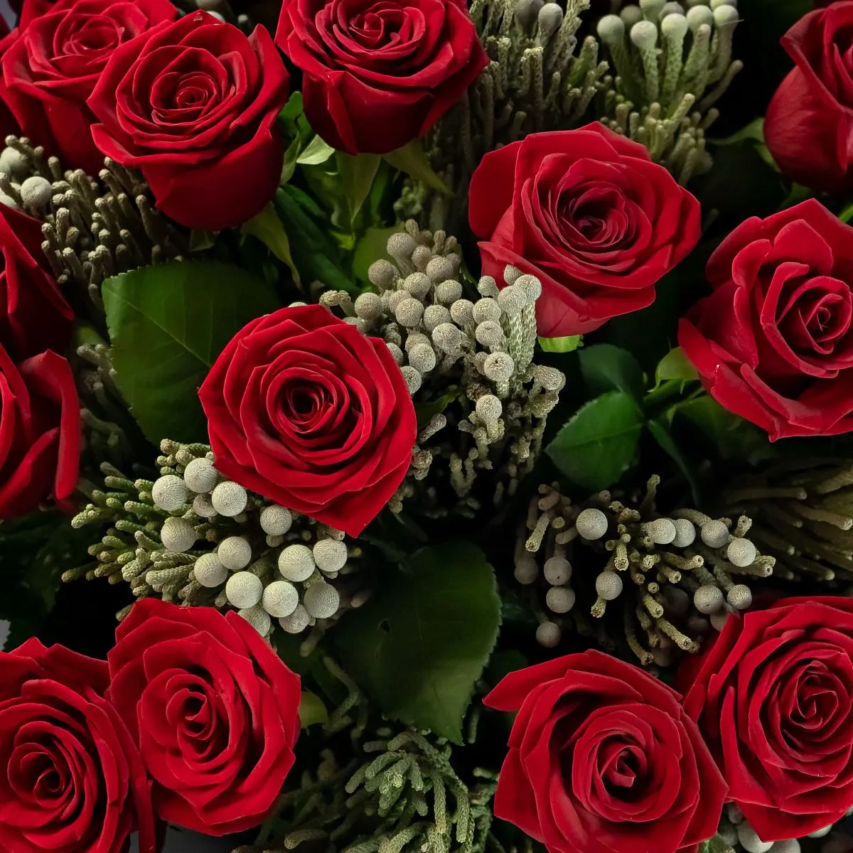 Букет из красных роз и брунии