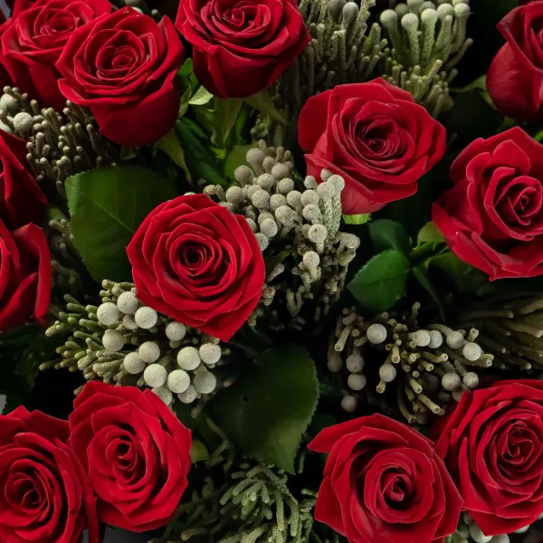 Букет из красных роз и брунии