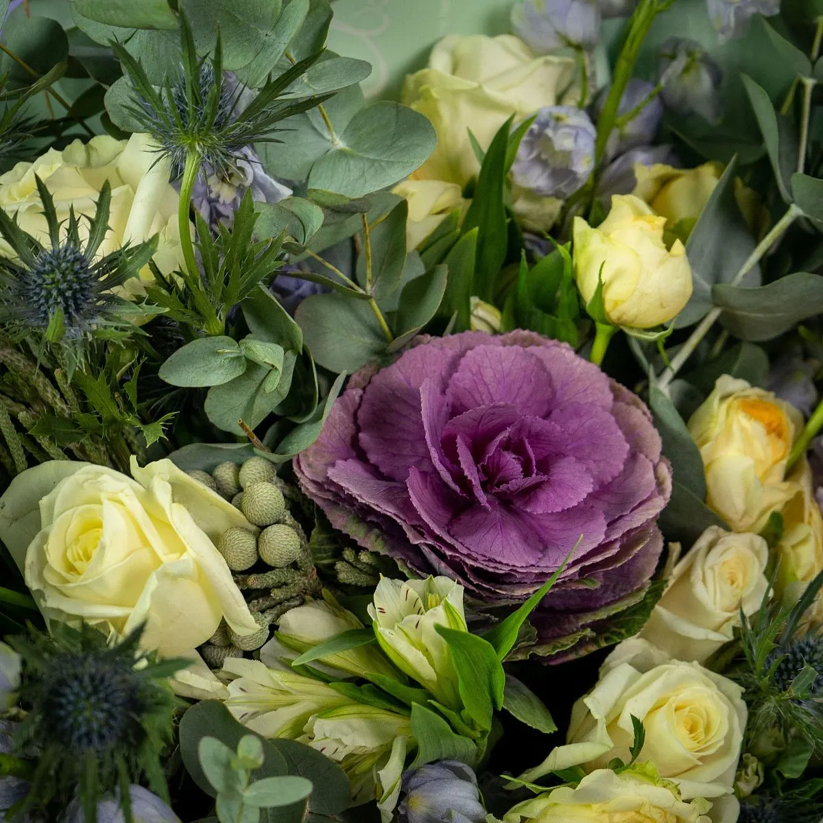 Букет из роз микс и дельфиниумов