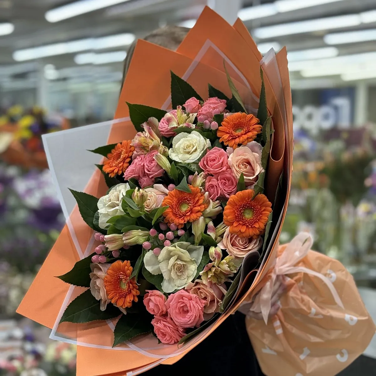 Огромный букет из роз, альстромерии и гербер