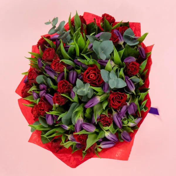 Букет из 20 роз и тюльпанов