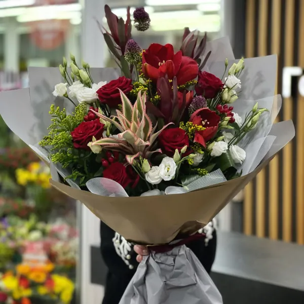 Букет из эустом, роз и папоротника