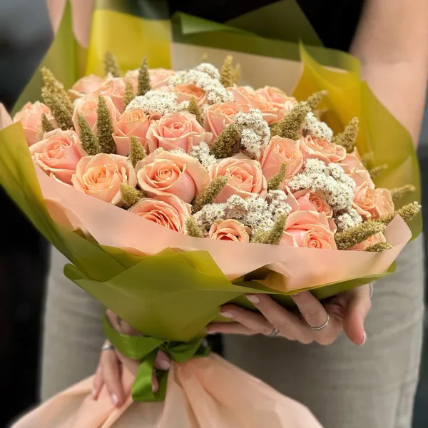 Огромный букет из роз и cухоцветов