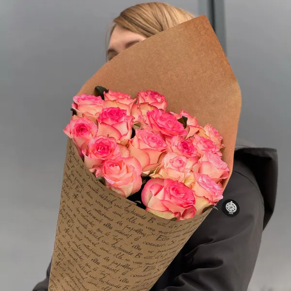 Букет из 17 розово-белых роз (60 см)