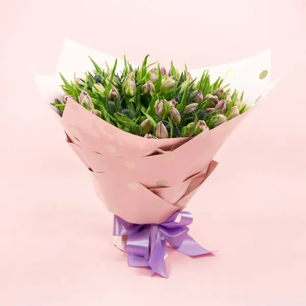 Букет из 49 тюльпанов и эрингиума