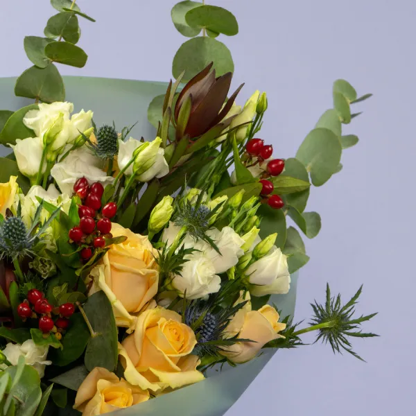 Букет из 9 роз, эустом и эрингиумов