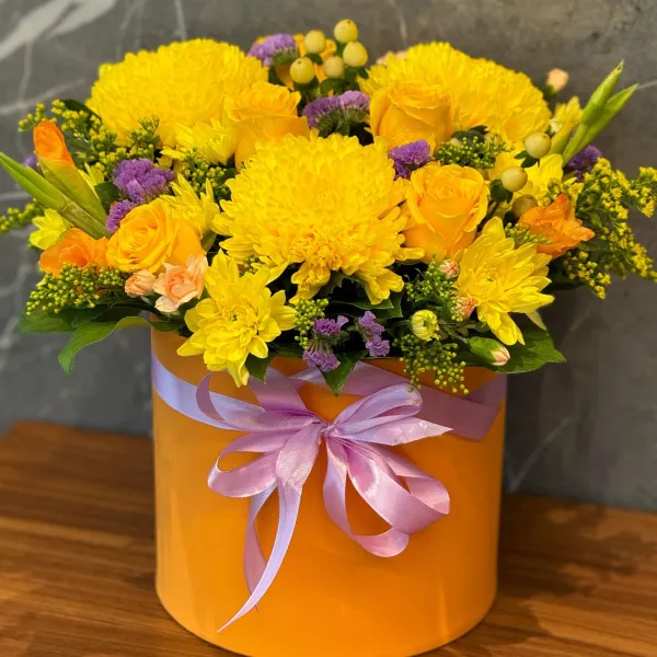 Розы, хризантемы и гиперикума в коробке