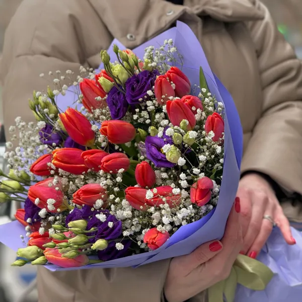 Огромный букет из 51 тюльпана