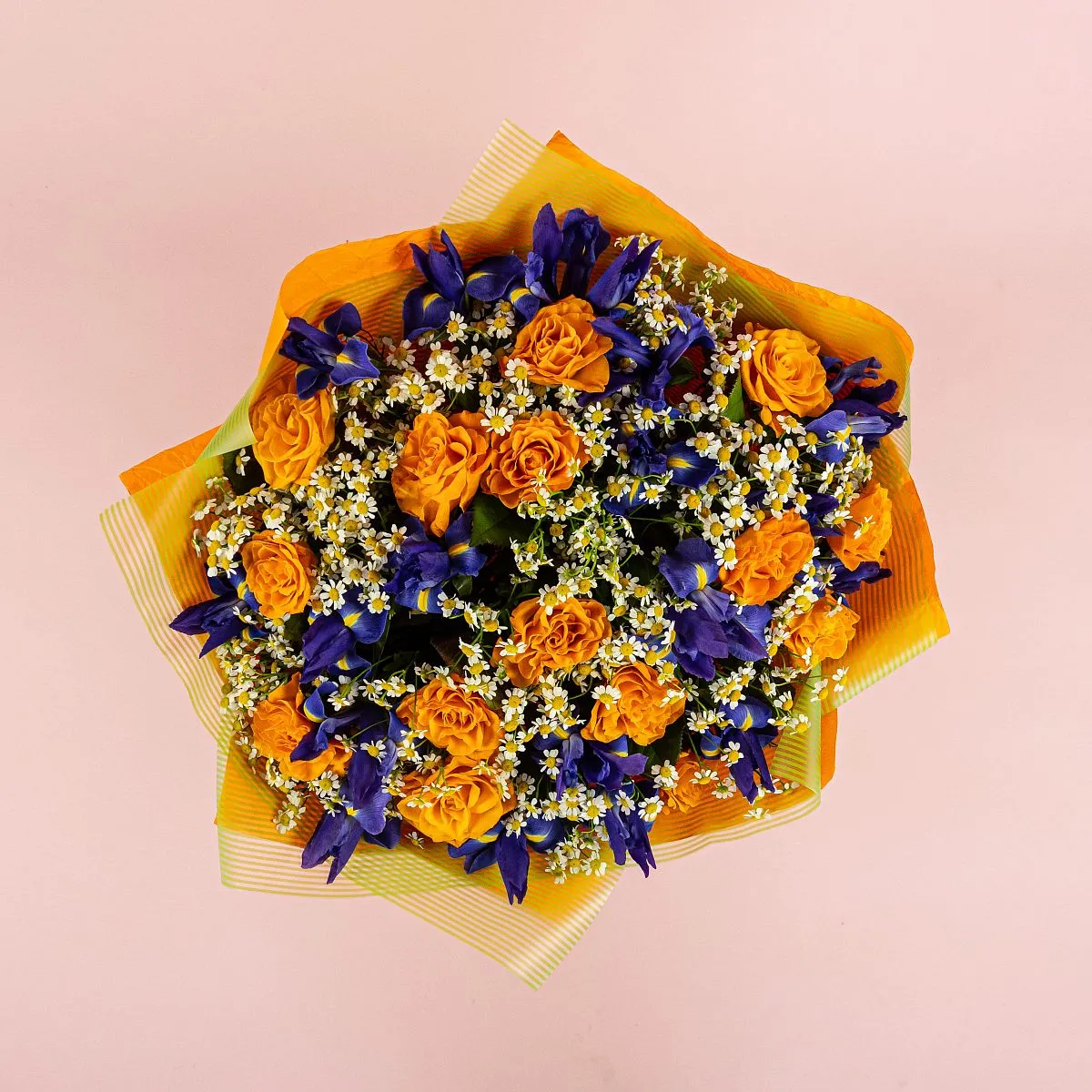 Букет из ирисов и оранжевых роз