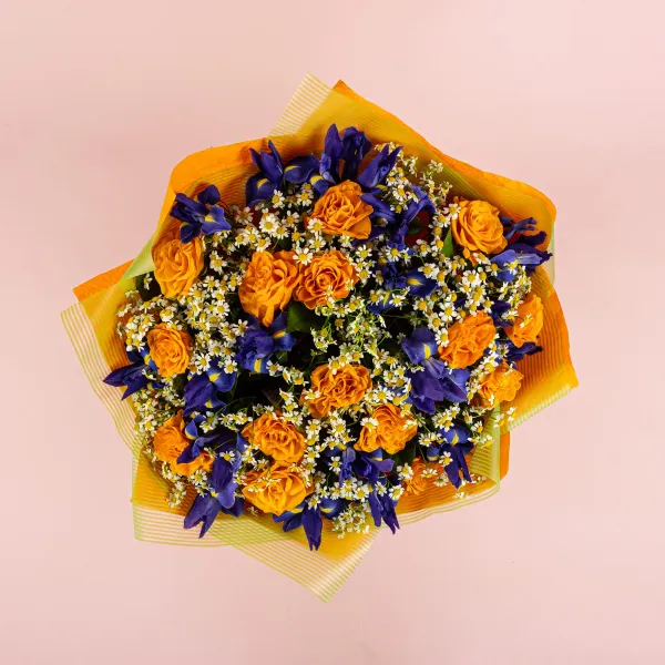 Букет из ирисов и оранжевых роз
