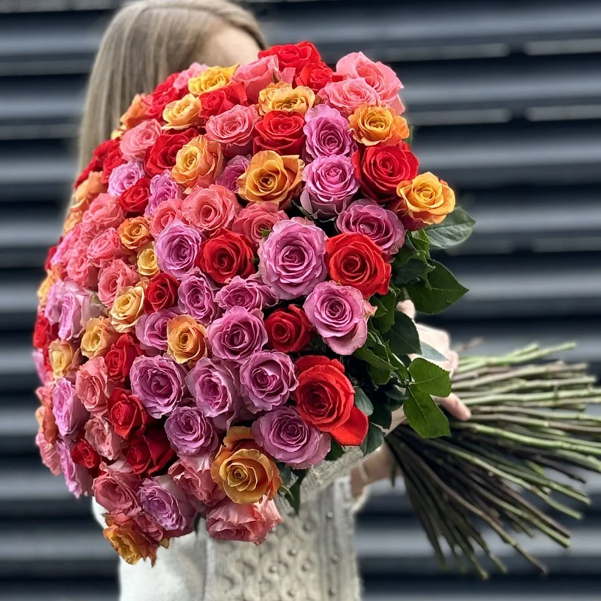 Букет 251 яркий микс роз эквадор (70см)