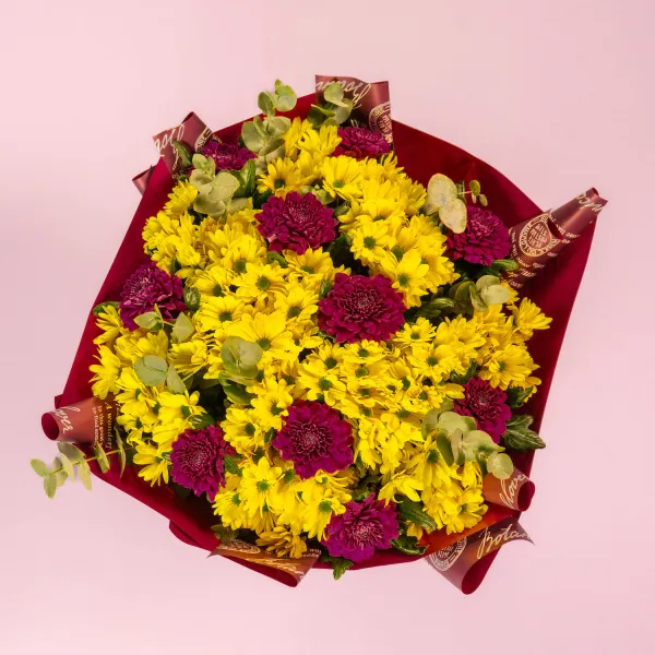 Букет из ярких хризантем микс