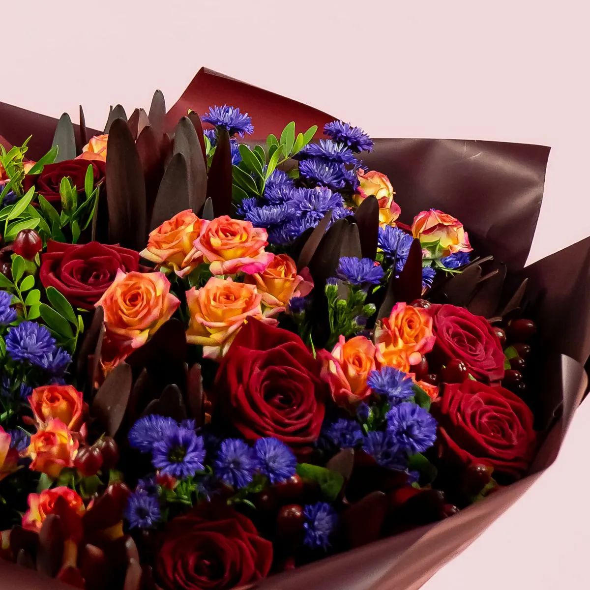 Букет из роз микс и астеров