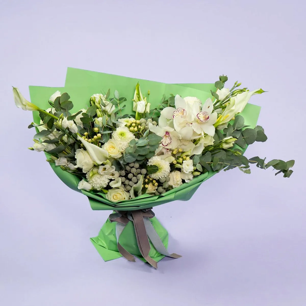 Букет из калл, роз и белой орхидеи