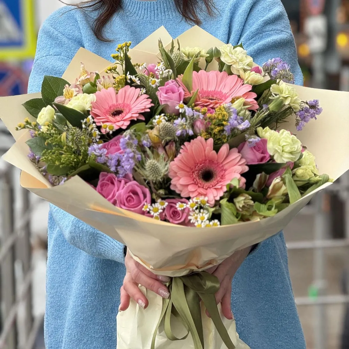 Букет из альстромерии, гвоздики и роз