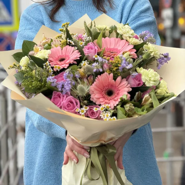 Букет из альстромерии, гвоздики и роз