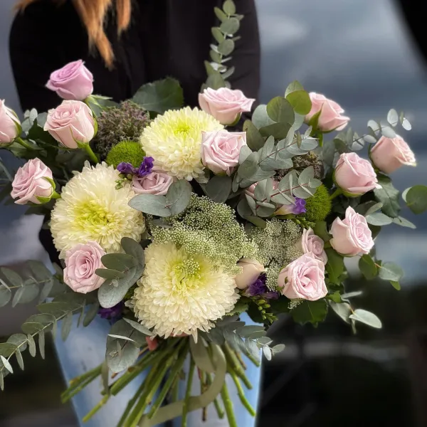 Букет из роз, хризантем и фрезия