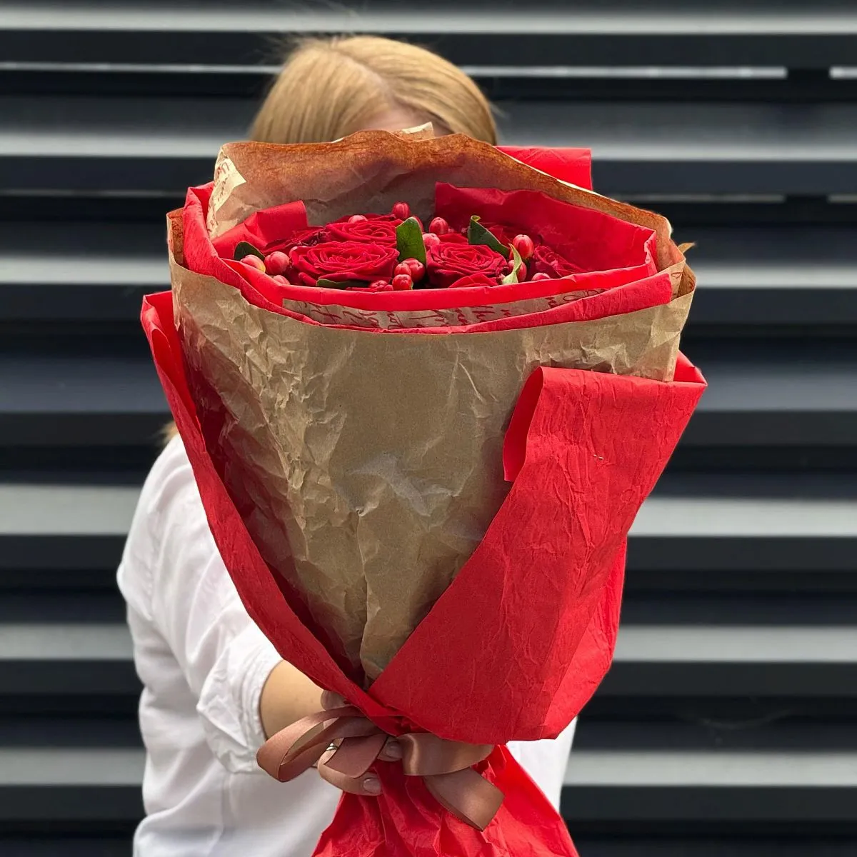 Букет из роз и гиперикума