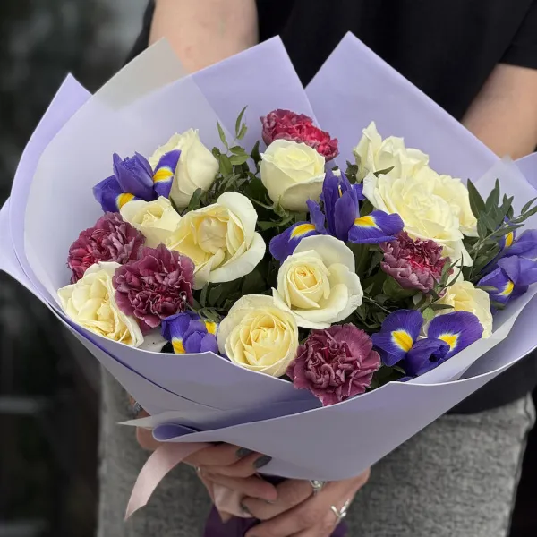 Букет из роз, фисташек и ирисов