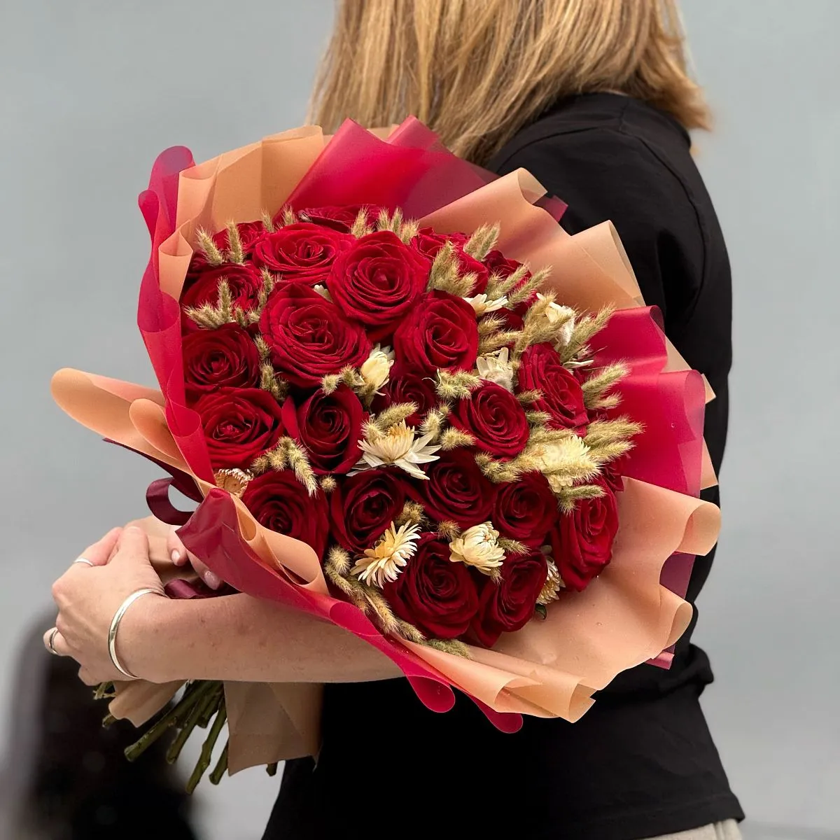 Большой букет из роз и cухоцветов