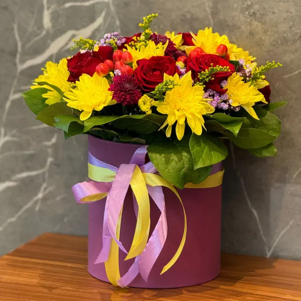 Розы, хризантемы и гиперикума в коробке