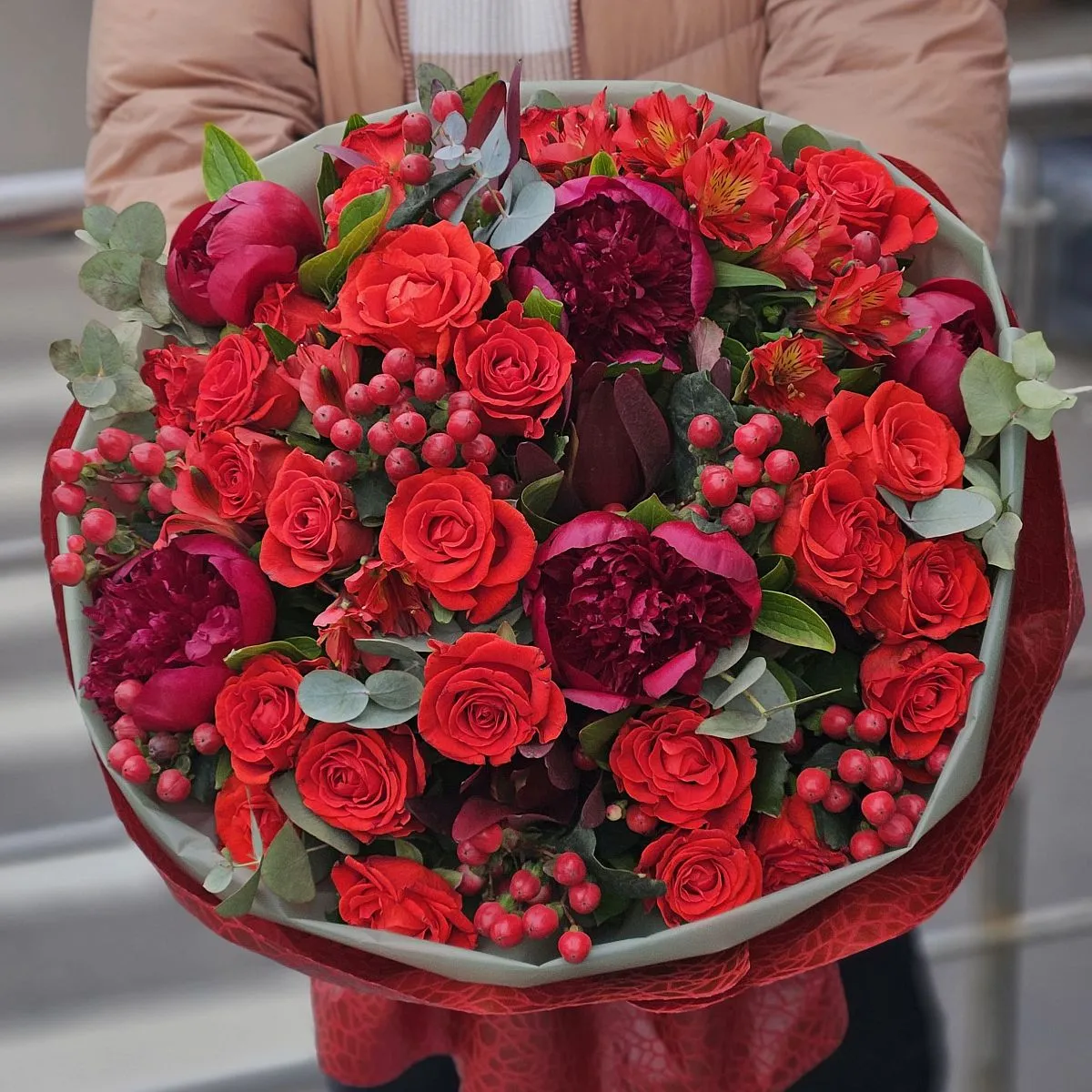 Огромный букет роз, пионов и альстромерий