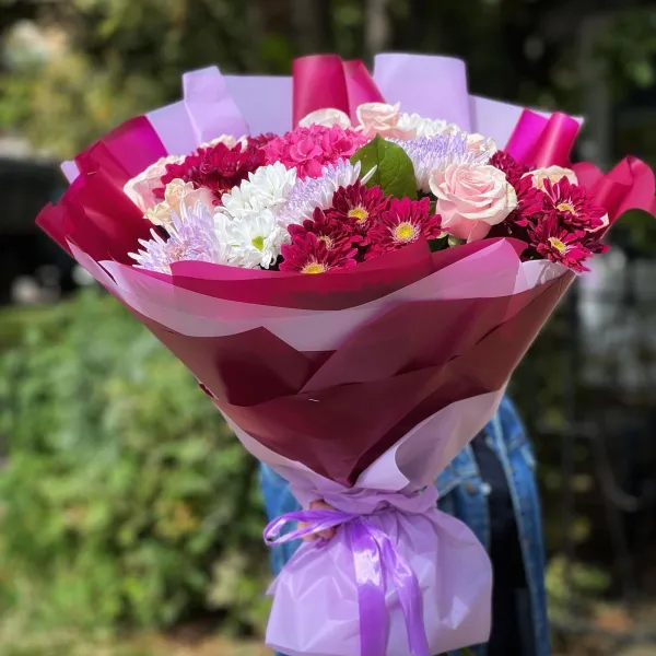 Букет из хризантем и роз